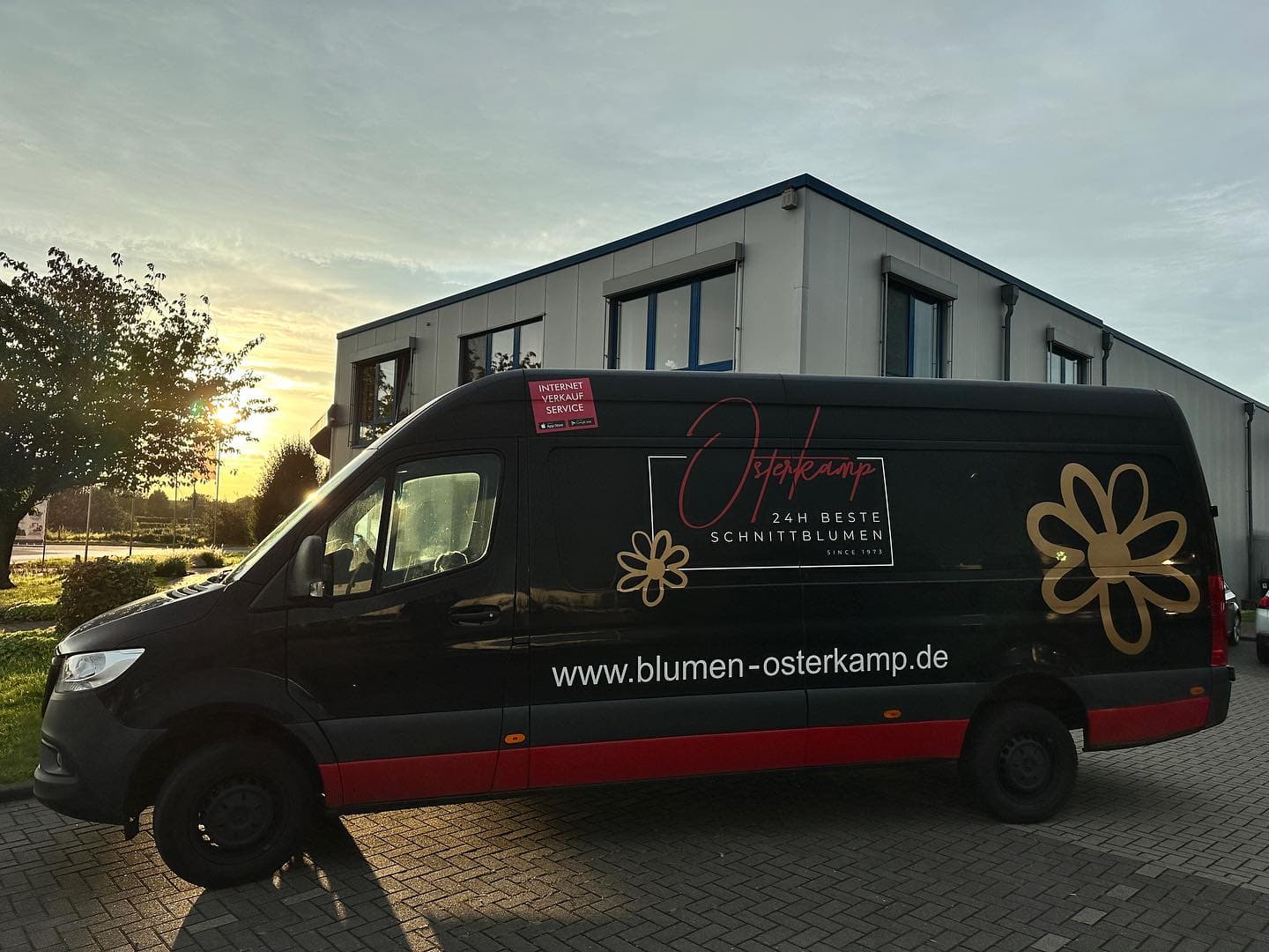 Osterkamp Lieferwagen vor dem Firmengebäude