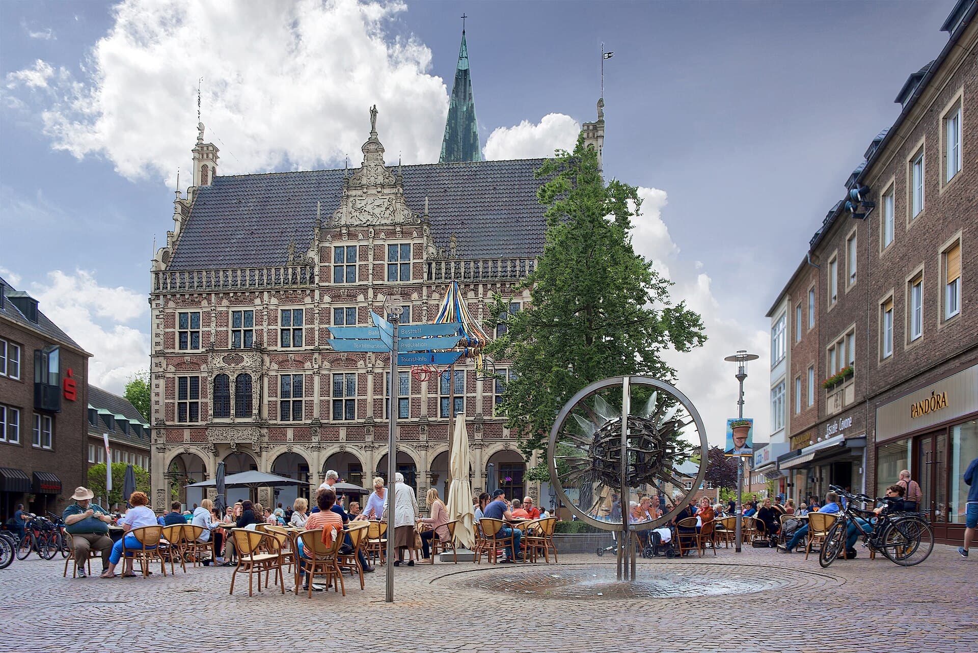 Historisches Rathaus Bocholt im Stil der niederländischen Renaissance am Marktplatz, im Hintergrund die St.-Georg-Kirche.