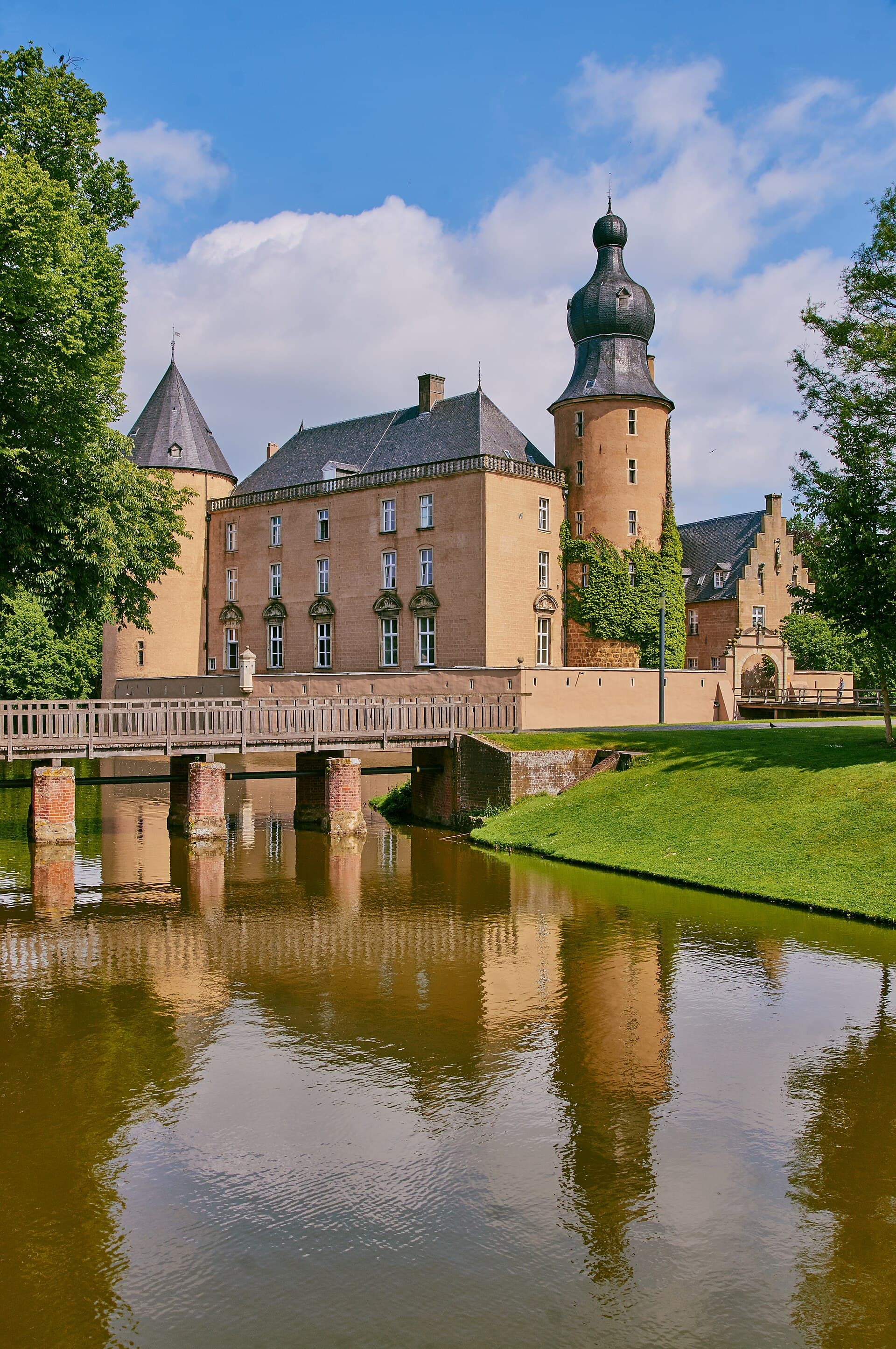 Wasserburg Gemen in Borken, ein von Wassergräben umgebenes Backsteinschloss mit Turm – das bekannteste Wahrzeichen im Ortsteil Gemen.