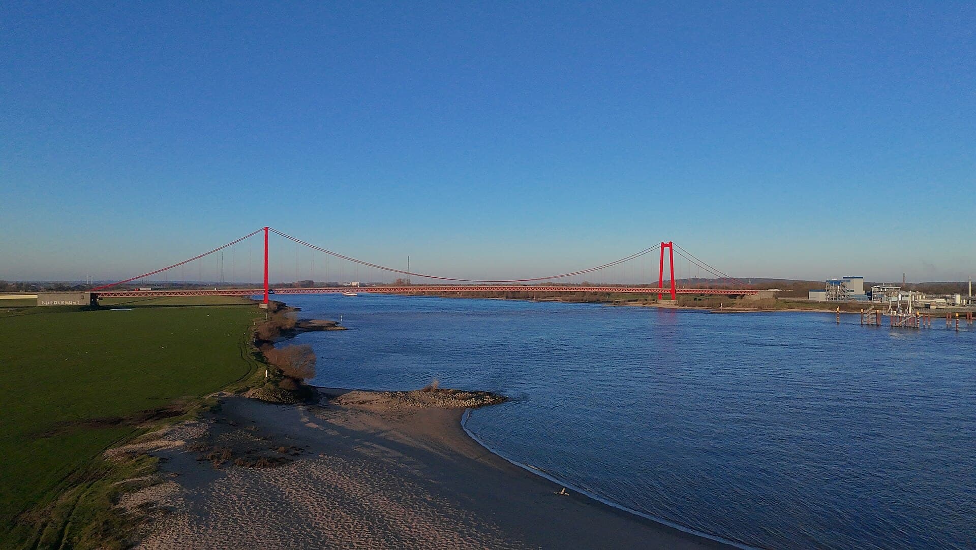 Rheinbrücke Emmerich – die Hängebrücke über den Rhein bei Emmerich am Rhein, das Wahrzeichen der Stadt