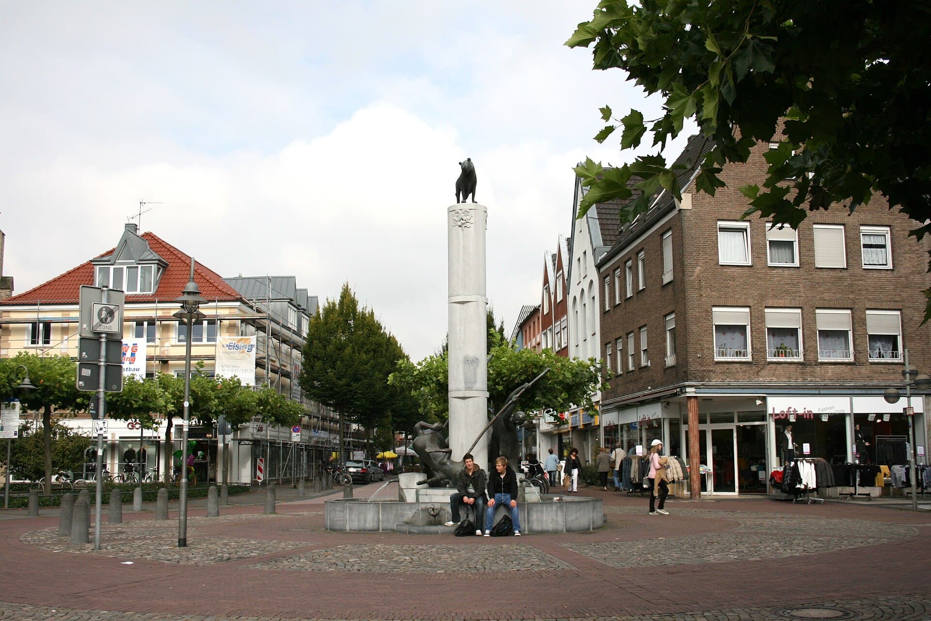 Der Drachenbrunnen auf dem Markt in Geldern, dessen Drachenfigur an die Gelderner Drachensage erinnert