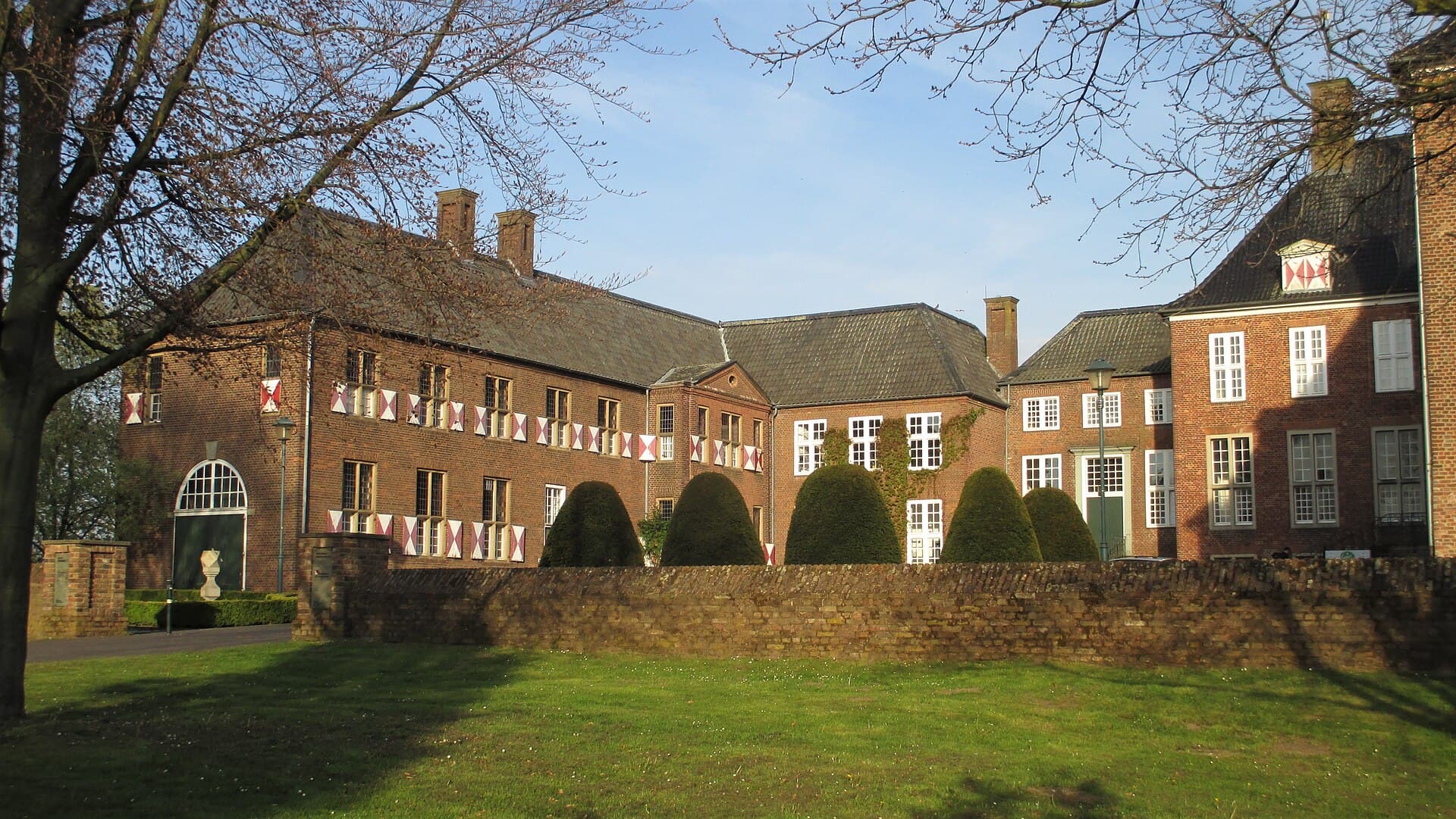 Barockes Wasserschloss Ringenberg im Hamminkelner Ortsteil Ringenberg, umgeben vom Schlossgraben