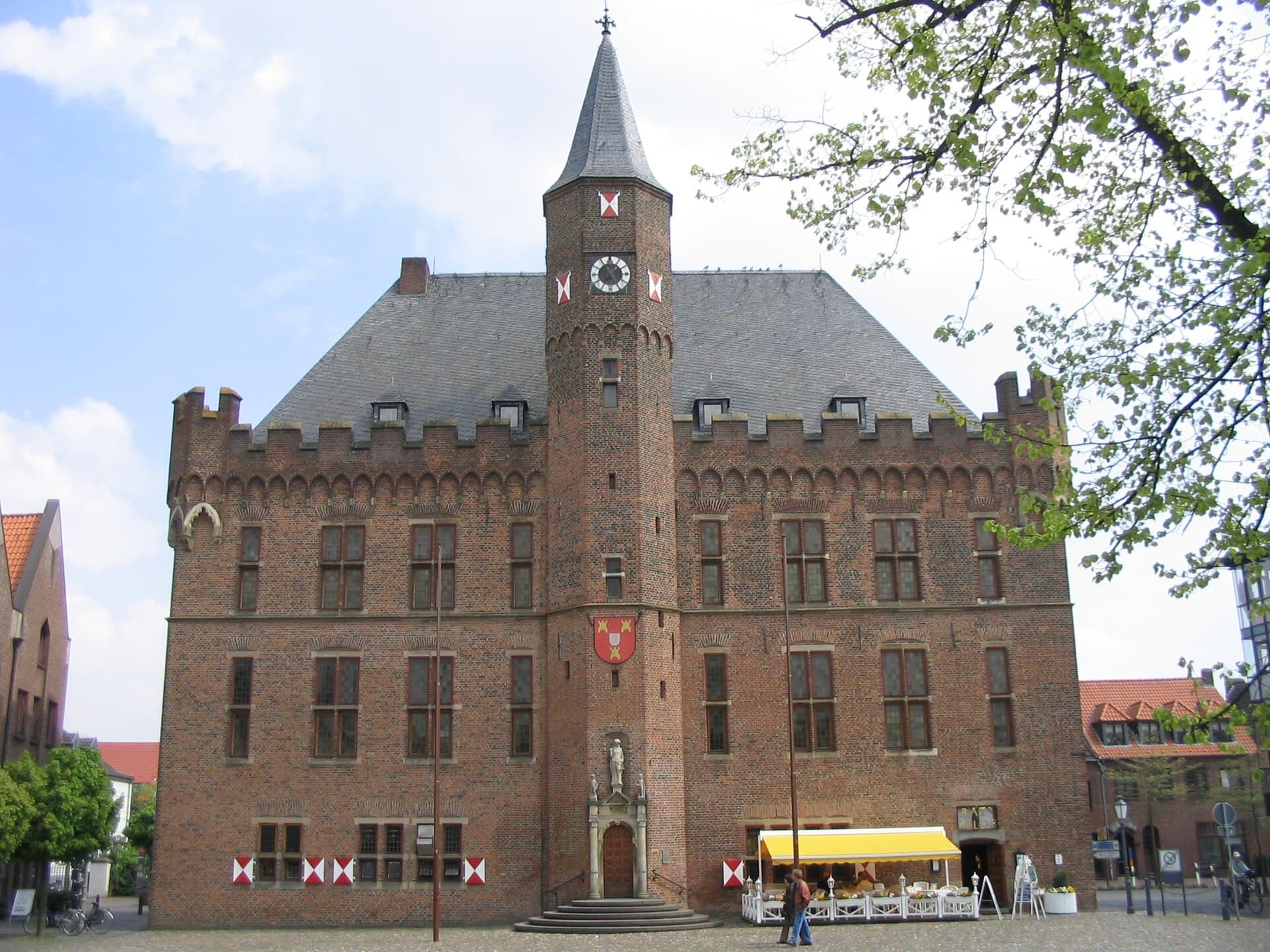 Historisches gotisches Rathaus von Kalkar aus rotem Backstein am Marktplatz
