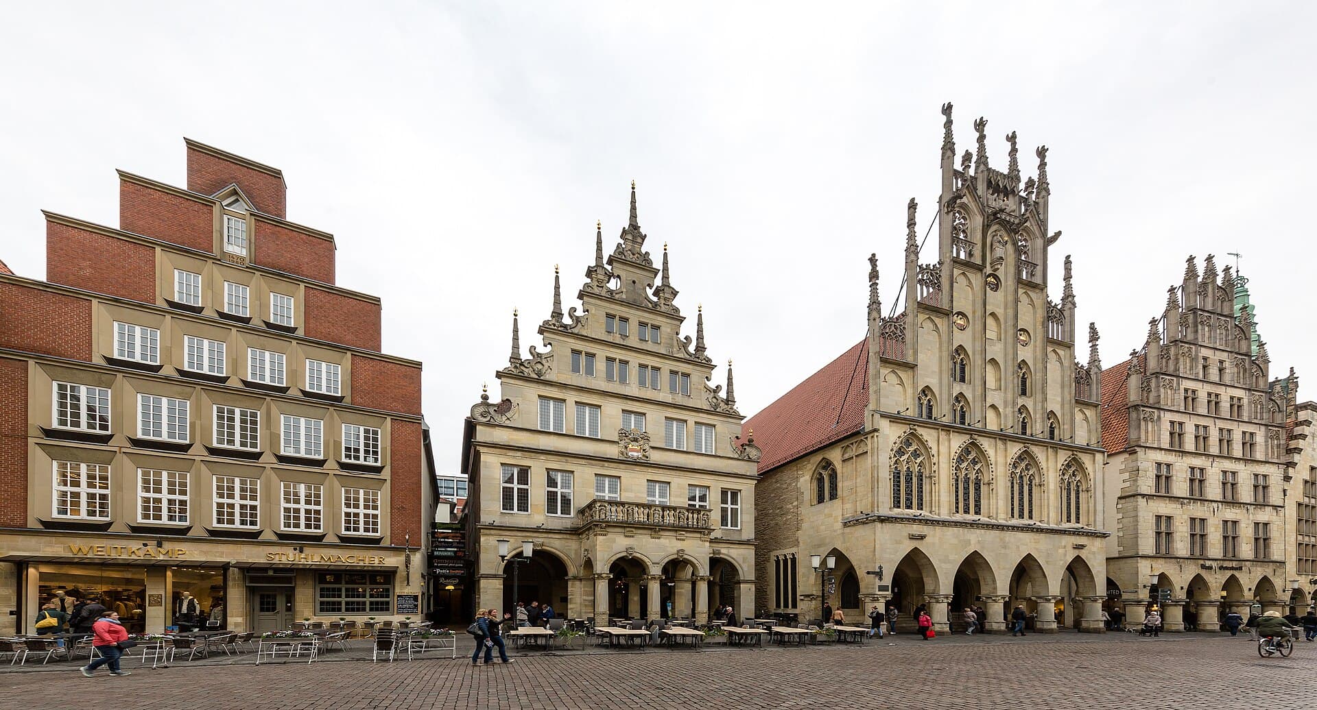 Historisches Rathaus und Stadtweinhaus mit den Giebelhäusern am Prinzipalmarkt in Münster bei Tageslicht