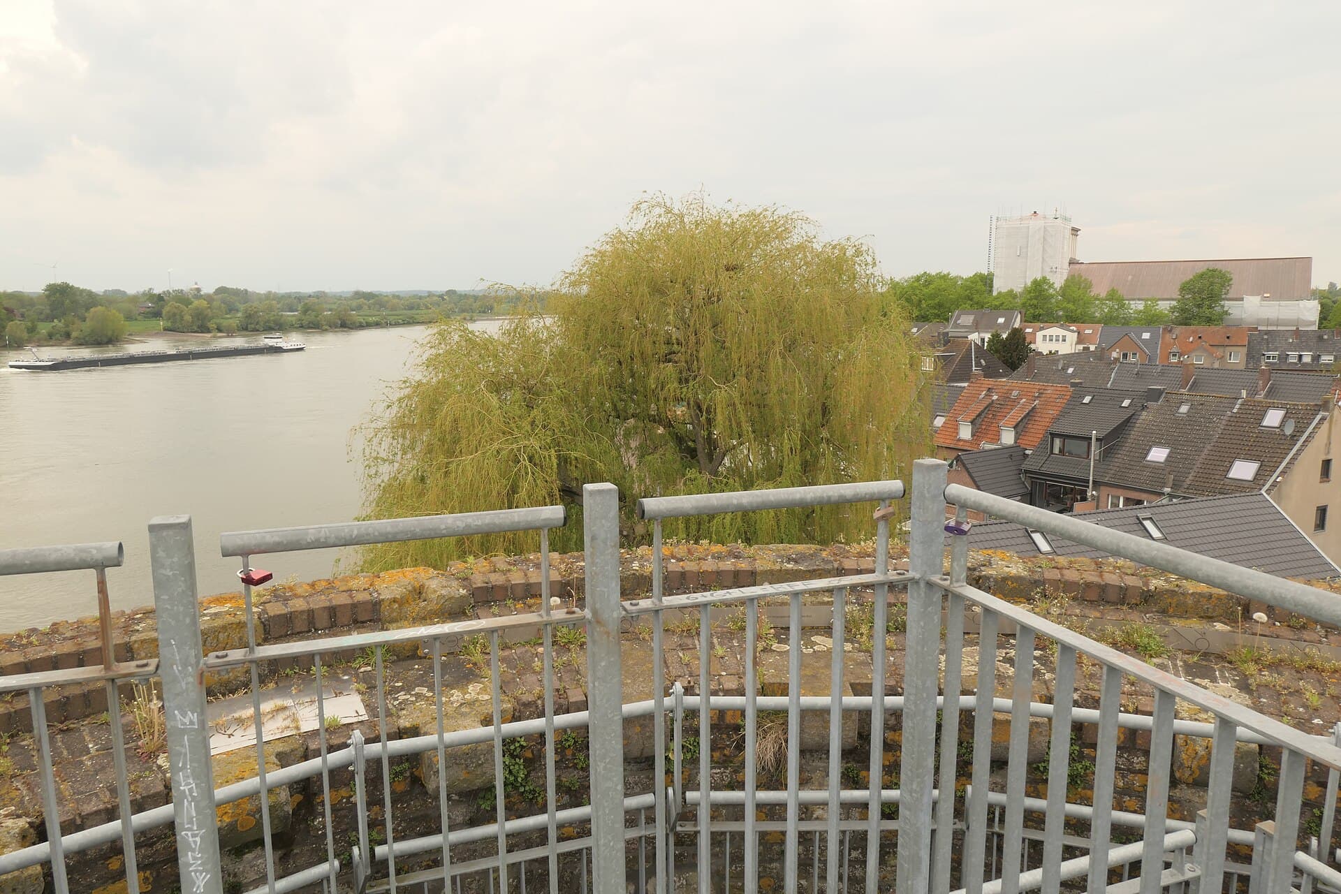 Der Mühlenturm in Rees am Rhein, ein mittelalterlicher Rundturm der historischen Stadtbefestigung nahe der Rheinpromenade